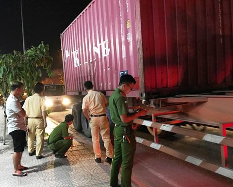 Tin nhanh - TP.HCM: Tông chết người, tài xế xe container bỏ trốn (Hình 3).