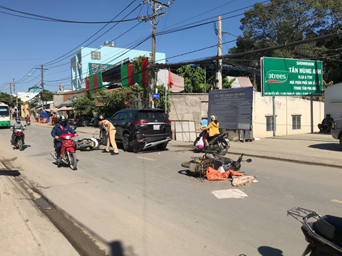 Tin nhanh - TP.HCM: Tông chết người, tài xế xe container bỏ trốn (Hình 4).