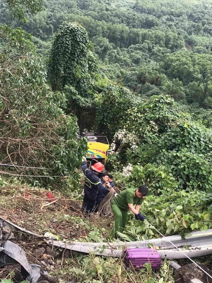 An ninh - Hình sự - Khởi tố lái xe trong vụ xe khách chở sinh viên lật ở đèo Hải Vân