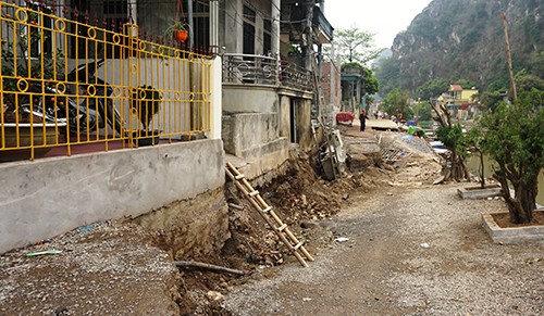 Môi trường - Ninh Bình: Cột điện đổ, ống dẫn nước nứt gãy, cả trăm hộ dân hoang mang (Hình 2).