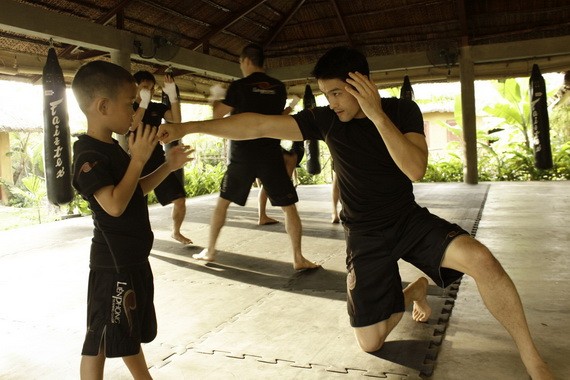 Ngôi sao - Johnny Trí Nguyễn: Vị võ sư đặc biệt ôm gánh 'duyên nợ' vào làng điện ảnh (Hình 11).