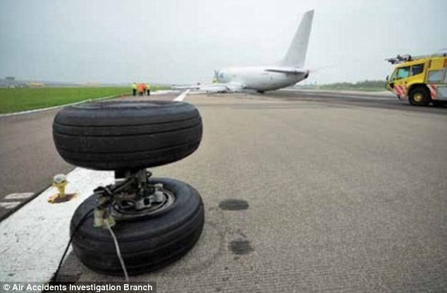 Tiêu điểm - Máy bay Boeing 737 rụng bánh khi đáp xuống đường băng (Hình 2).