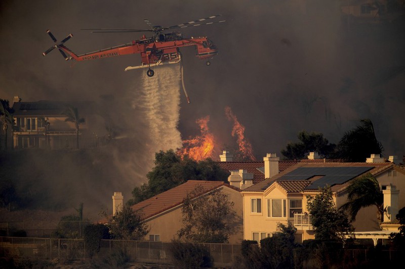 Môi trường - Cháy rừng, biển lửa 'nuốt' nhà cửa ở Los Angeles