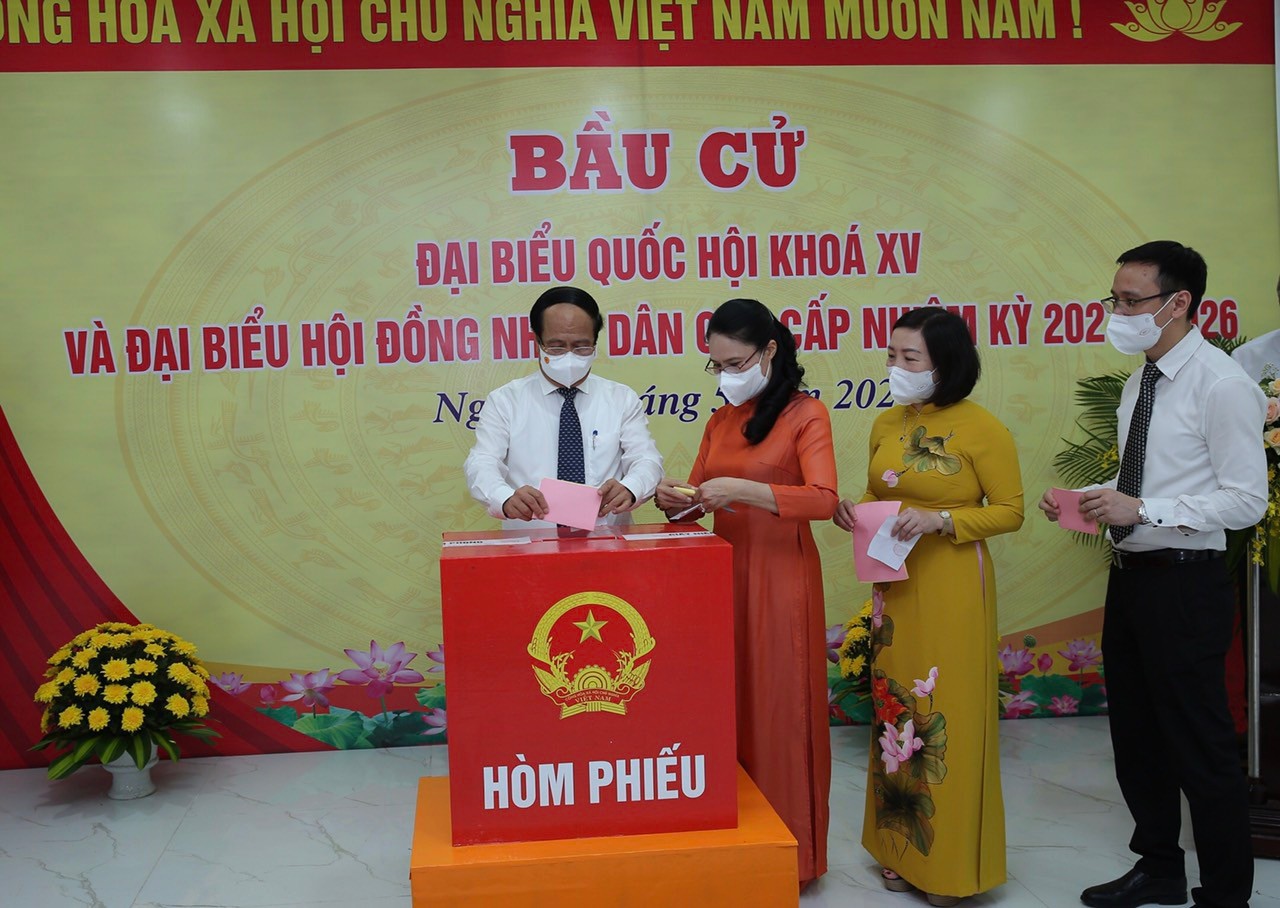 Sự kiện - Chùm ảnh: Lãnh đạo Đảng, Nhà nước đi bầu cử, thực hiện quyền, nghĩa vụ công dân (Hình 15).