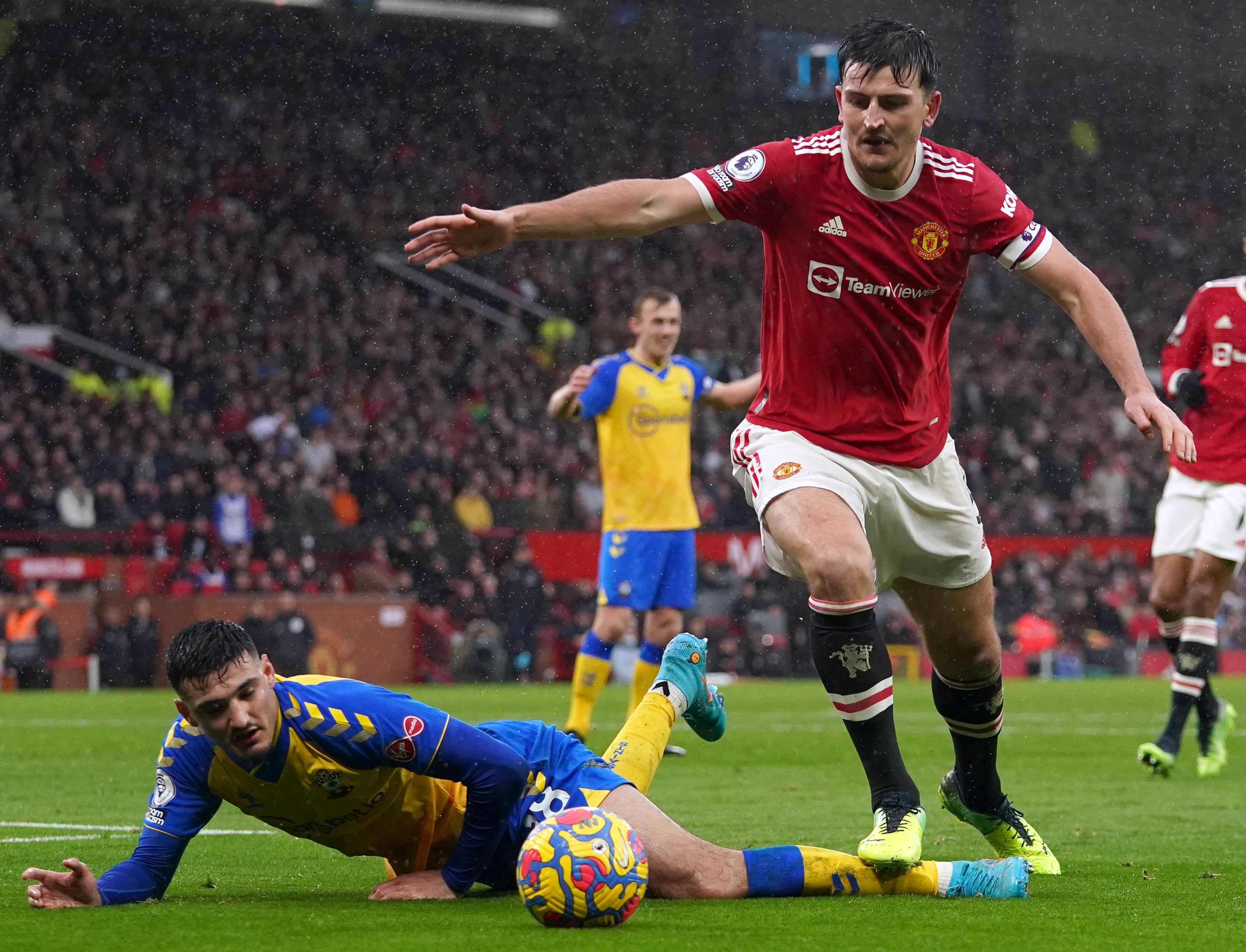 Thể thao - Harry Maguire suýt khiến MU ôm hận vì hành vi phi thể thao