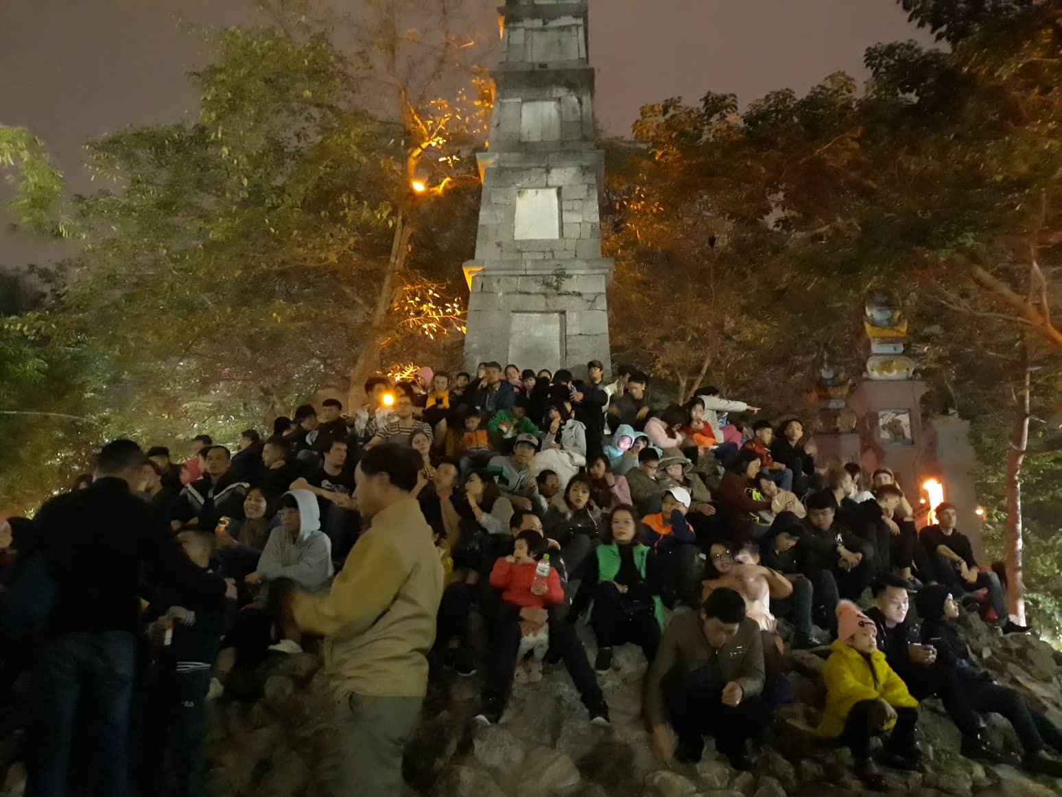 Xã hội - Mãn nhãn pháo hoa lung linh thời khắc giao thừa xuân Mậu Tuất (Hình 11).