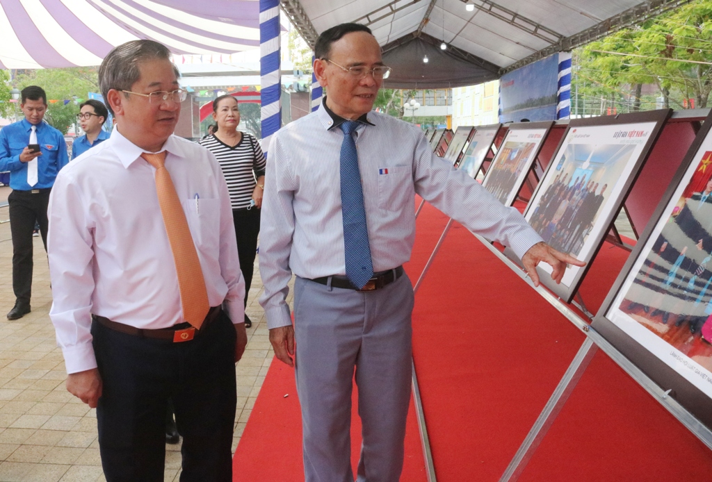 Sự kiện - Trưng bày ảnh 'Luật gia Việt Nam với biển đảo quê hương': Hoạt động nhiều ý nghĩa (Hình 7).