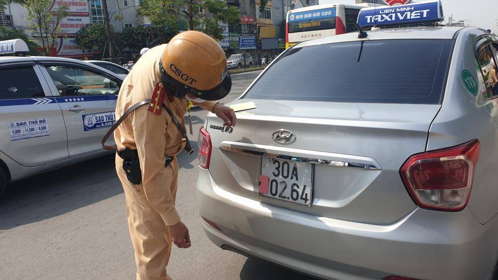 An ninh - Hình sự - 'Lật tẩy' mánh khoé tài xế taxi che biển số “né” phạt nguội  (Hình 2).