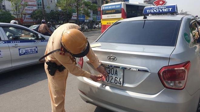 An ninh - Hình sự - 'Lật tẩy' mánh khoé tài xế taxi che biển số “né” phạt nguội 