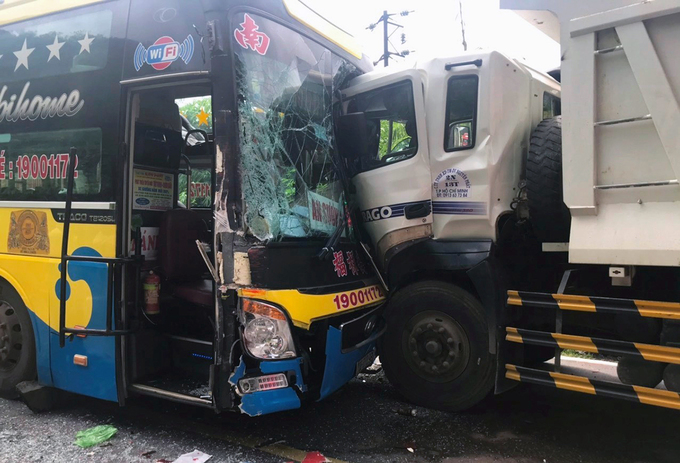 Tin nhanh - Xe ben tông nát đầu xe khách trên đèo, 40 hành khách hoảng loạn