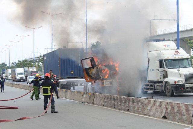 Tin nhanh - Container bốc cháy trên xa lộ, CSGT cầm bình chữa cháy mini bất lực (Hình 2).