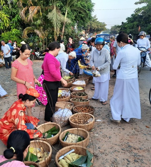 Văn hoá - Phiên chợ lấy lá thay tiền 'có một không hai' ở Tây Ninh