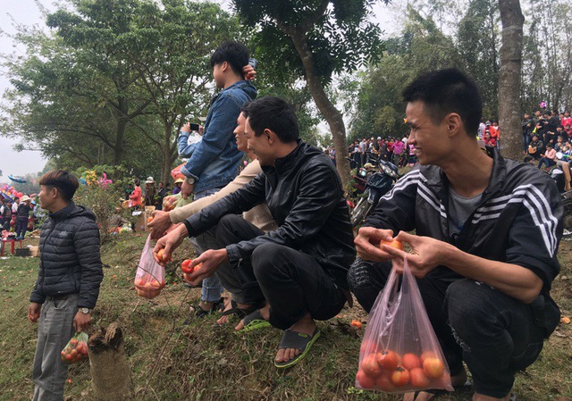 Văn hoá - Kỳ lạ phiên chợ 'choảng nhau' bằng cà chua để cầu may (Hình 5).