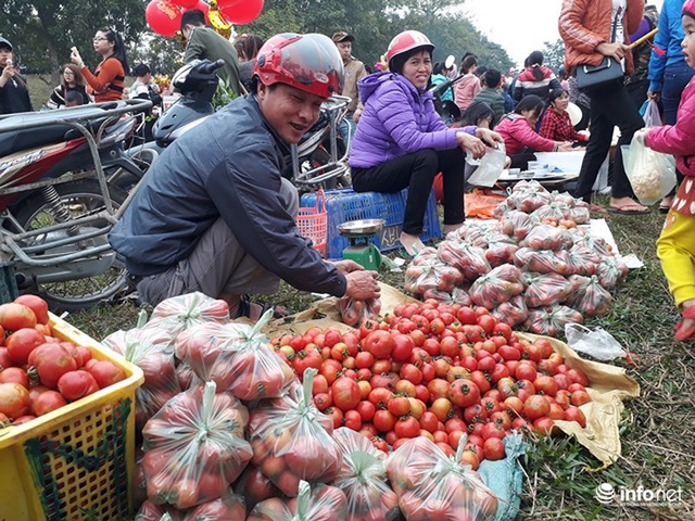 Văn hoá - Kỳ lạ phiên chợ 'choảng nhau' bằng cà chua để cầu may (Hình 2).