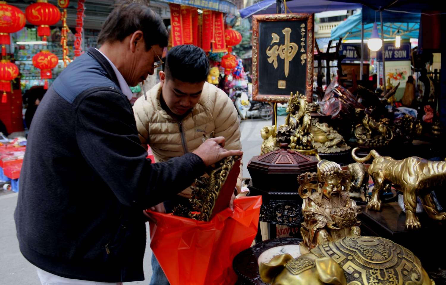 Văn hoá - Phiên chợ cổ hoài niệm giữa lòng Thủ đô có giá “trên trời”, mỗi năm chỉ họp một lần (Hình 5).