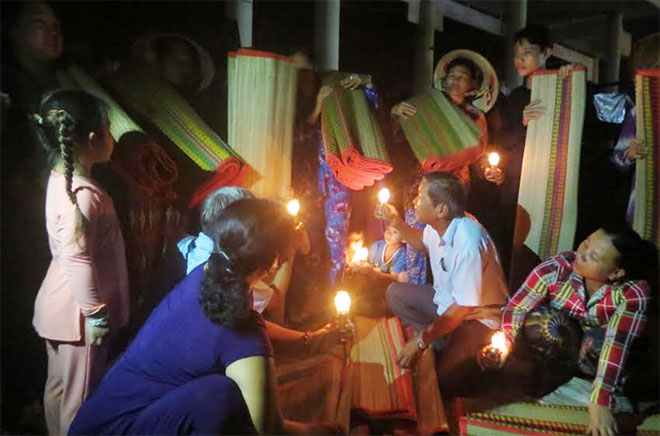 Văn hoá - Ánh sáng và bóng tối độc đáo trong phiên 'chợ ma' (Hình 2).