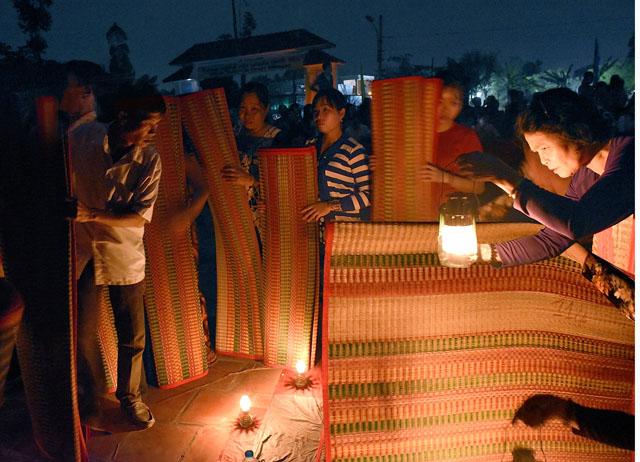 Văn hoá - Ánh sáng và bóng tối độc đáo trong phiên 'chợ ma'