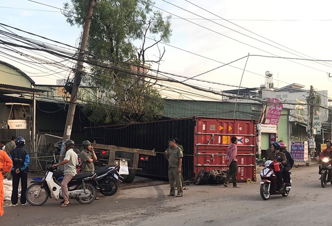 Tin nhanh - Đang đứng mua hàng, người phụ nữ bị thùng container văng xuống đè tử vong tại chỗ