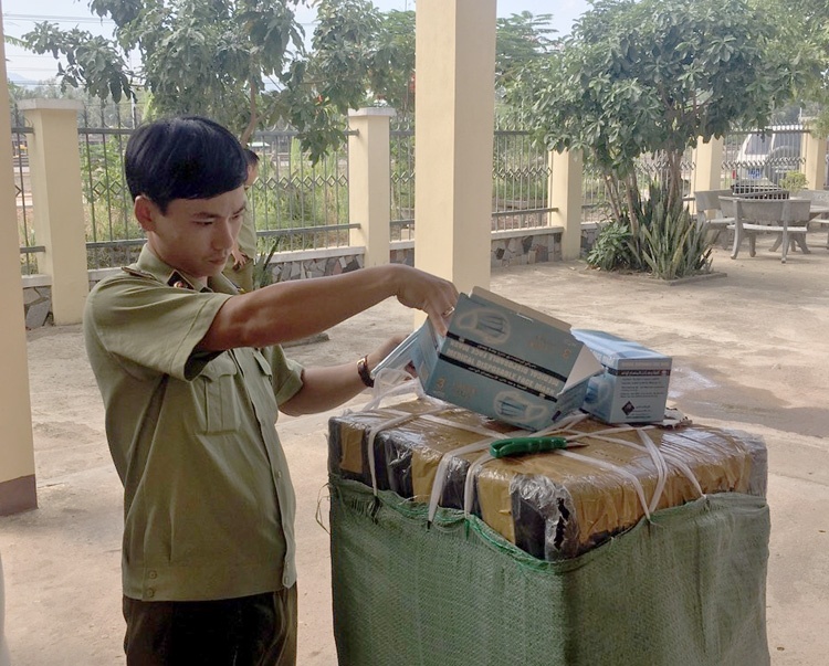 Tiêu dùng & Dư luận - Tạm giữ hơn 70.000 khẩu trang y tế không rõ nguồn gốc 