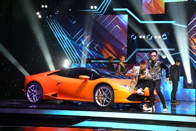 Tiêu dùng & Dư luận - Bất ngờ ca sĩ Nguyên Vũ mang siêu xe Lamborghini lên sân khấu