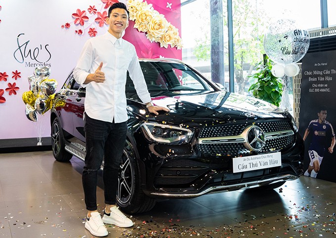 Tiêu dùng & Dư luận - Sau Quang Hải, đến lượt Đoàn Văn Hậu tậu xe sang Mercedes Benz GLC 300 (Hình 3).