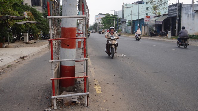 Sự kiện - Lạ lùng 80 cột điện 'mọc' giữa đường ở TP.Hồ Chí Minh (Hình 3).