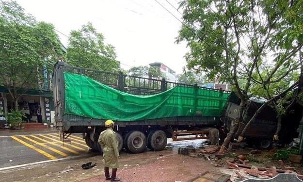 Dân sinh - Bất ngờ xe đầu kéo tông xe tải rồi cùng lao vào nhà dân, 3 người thương vong