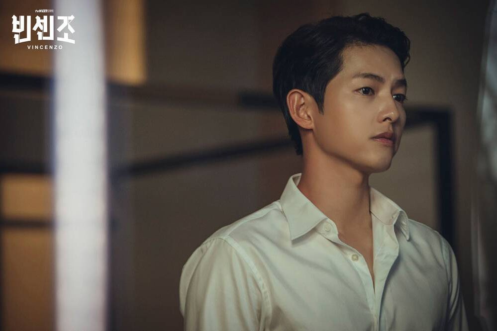 Giải trí - Bạn diễn nam thừa nhận bị ngoại hình của Song Joong Ki cuốn hút đến mức quên lời thoại (Hình 3).