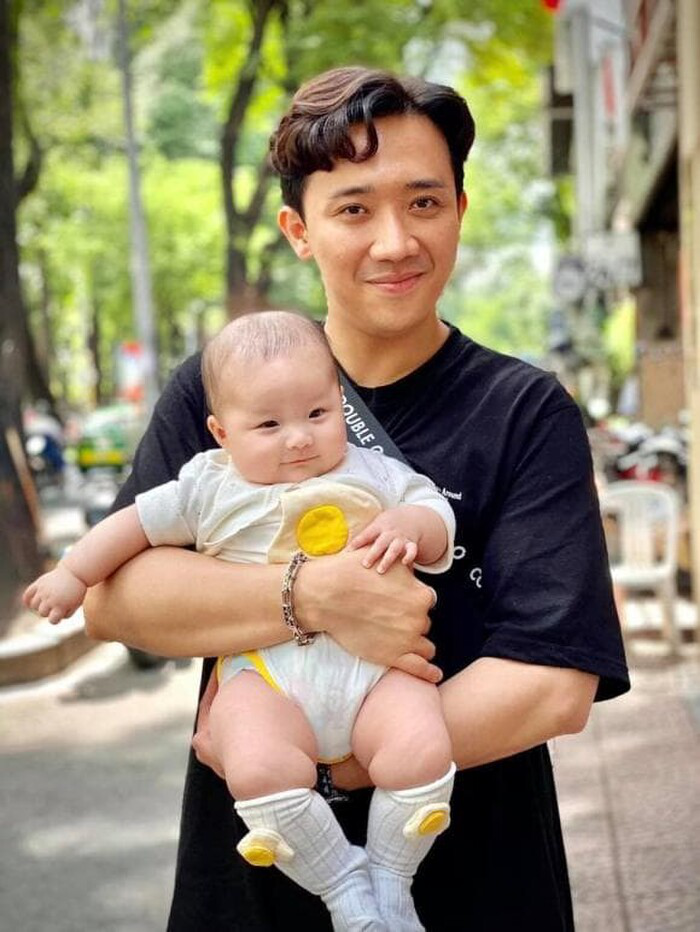Giải trí - MC Trấn Thành khoe ảnh em bé giống y hệt mình, fan mong bé sẽ nối gót anh trở thành người nổi tiếng (Hình 3).