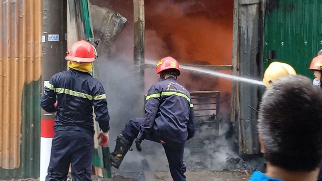 Dân sinh - Hà Nội: Cháy lớn tại khu nhà lán tôn 