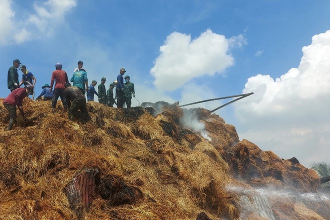 Dân sinh - Sơ ý hàn khung nhà kho gây cháy, 8.000 cuộn rơm hóa thành tro