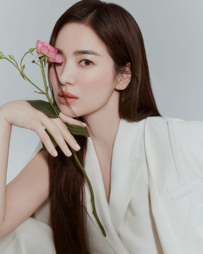 Giải trí - Đứng dậy sau 'vết xe đổ' Song Hye Kyo giờ xinh đẹp hết phần người khác (Hình 8).