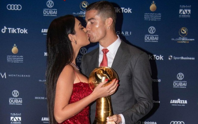 Giải trí - Chuyện tình 'cổ tích' giữa đời thường của cầu thủ Cristiano Ronaldo và cô gái nghèo (Hình 2).