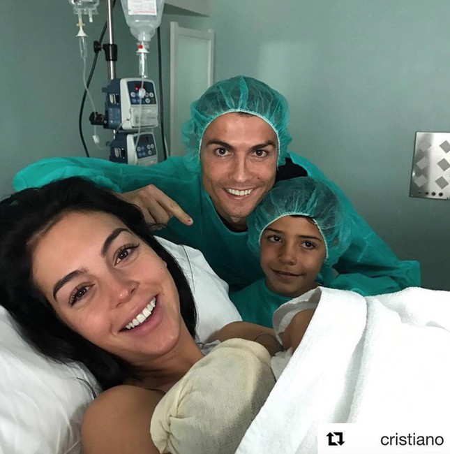 Giải trí - Chuyện tình 'cổ tích' giữa đời thường của cầu thủ Cristiano Ronaldo và cô gái nghèo (Hình 3).