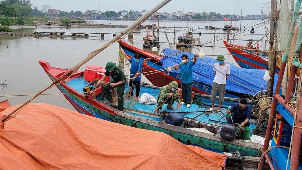 Xã hội - Bão số 8 di chuyển nhanh vào đất liền từ Thanh Hóa đến Quảng Bình