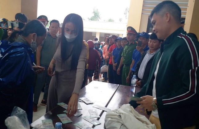 Giải trí - Tiền từ thiện ca sĩ Thủy Tiên trao ở Quảng Trị ít hơn số được xác nhận