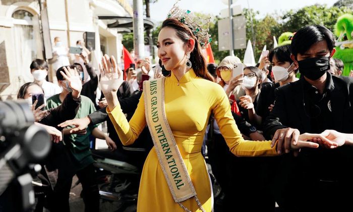 Giải trí - Thùy Tiên khóc khi diễu hành mừng chiến thắng Hoa hậu Hòa bình Quốc tế 2021 (Hình 3).