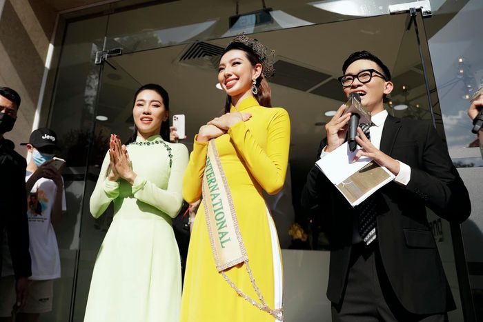 Giải trí - Thùy Tiên khóc khi diễu hành mừng chiến thắng Hoa hậu Hòa bình Quốc tế 2021 (Hình 4).