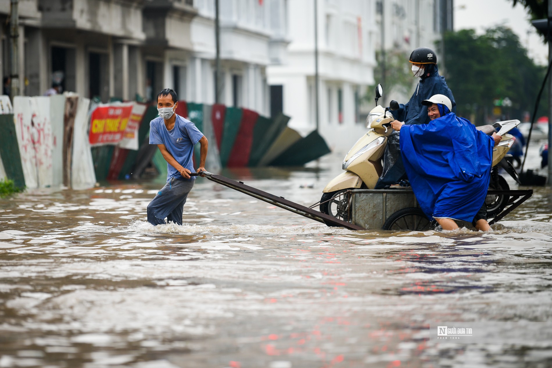 Xã hội - Nhiều đường ở Hà Nội ngập mênh mông như sông sau mưa lớn