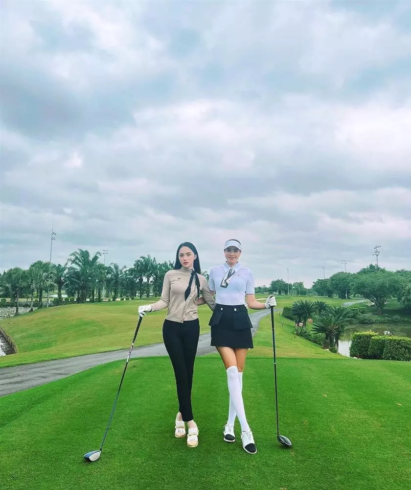 Giải trí - Ngôi sao Hương Giang đọ sắc với Hoa hậu Phạm Hương trên sân golf (Hình 2).