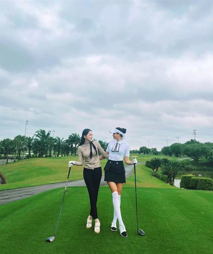 Giải trí - Ngôi sao Hương Giang đọ sắc với Hoa hậu Phạm Hương trên sân golf