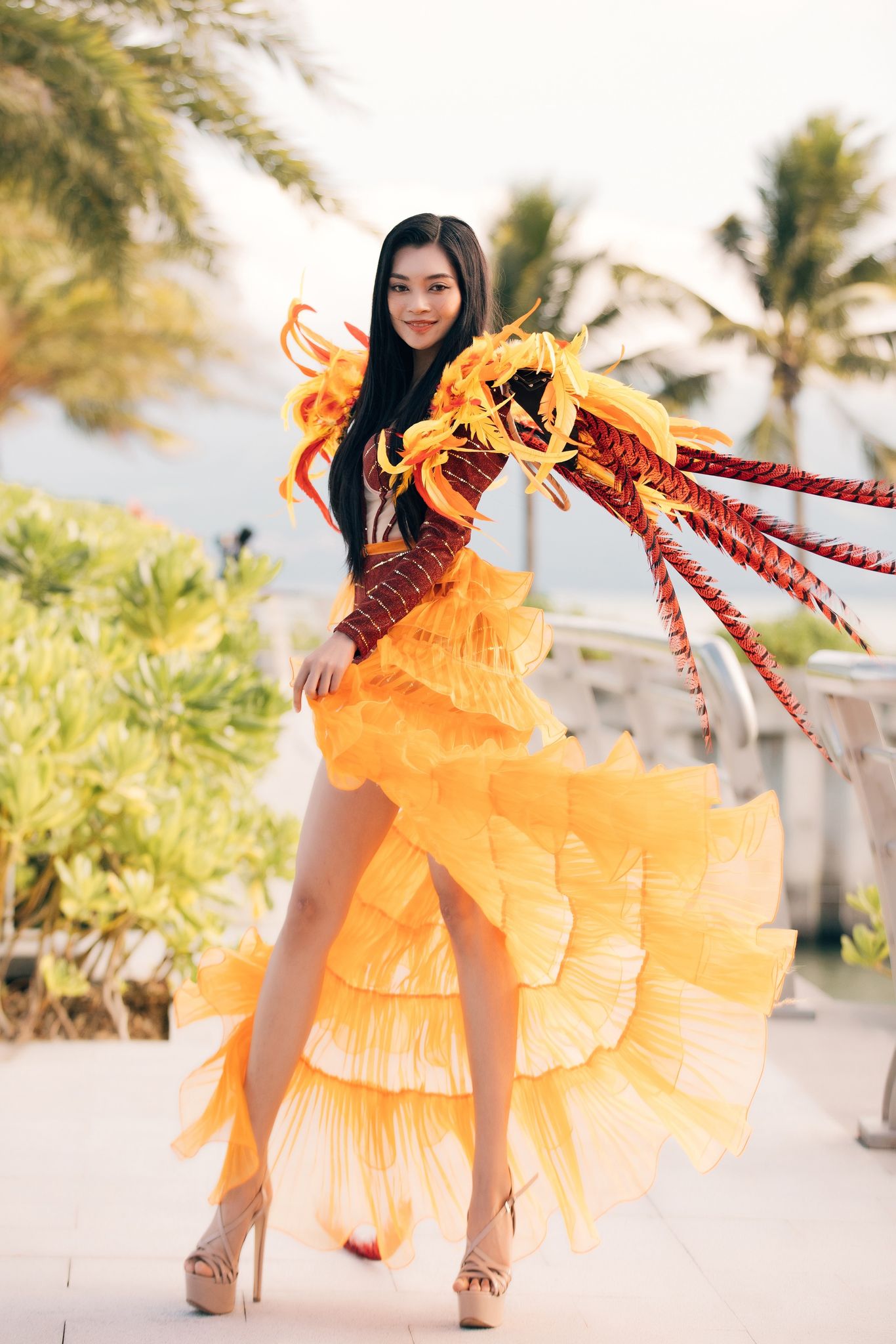 Giải trí - Dàn thí sinh Miss World Vietnam diện trang phục carnival rực rỡ trên đường phố Quy Nhơn (Hình 9).