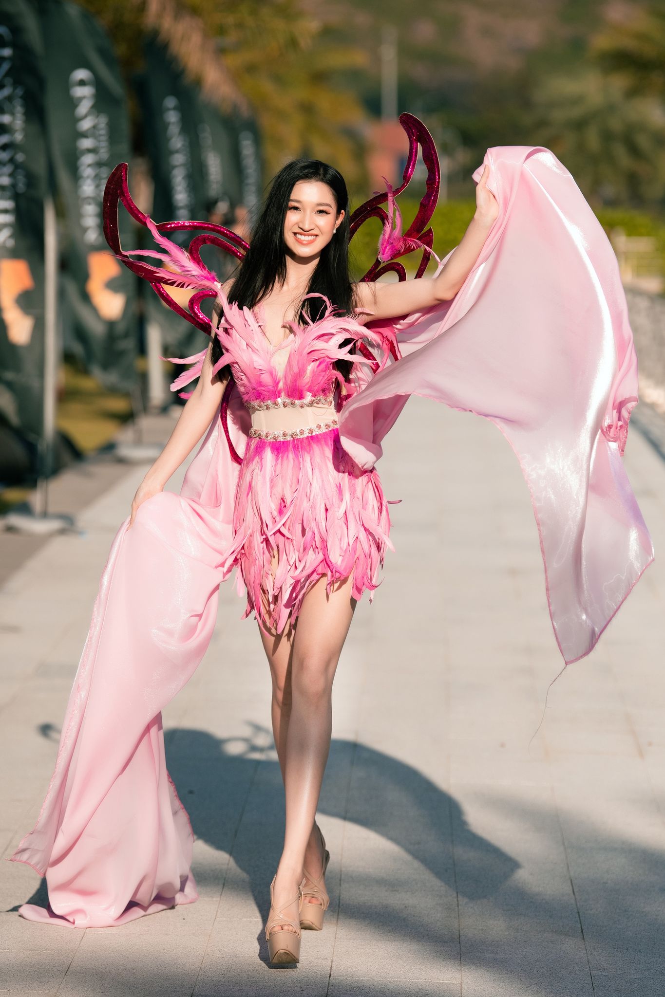 Giải trí - Dàn thí sinh Miss World Vietnam diện trang phục carnival rực rỡ trên đường phố Quy Nhơn (Hình 7).