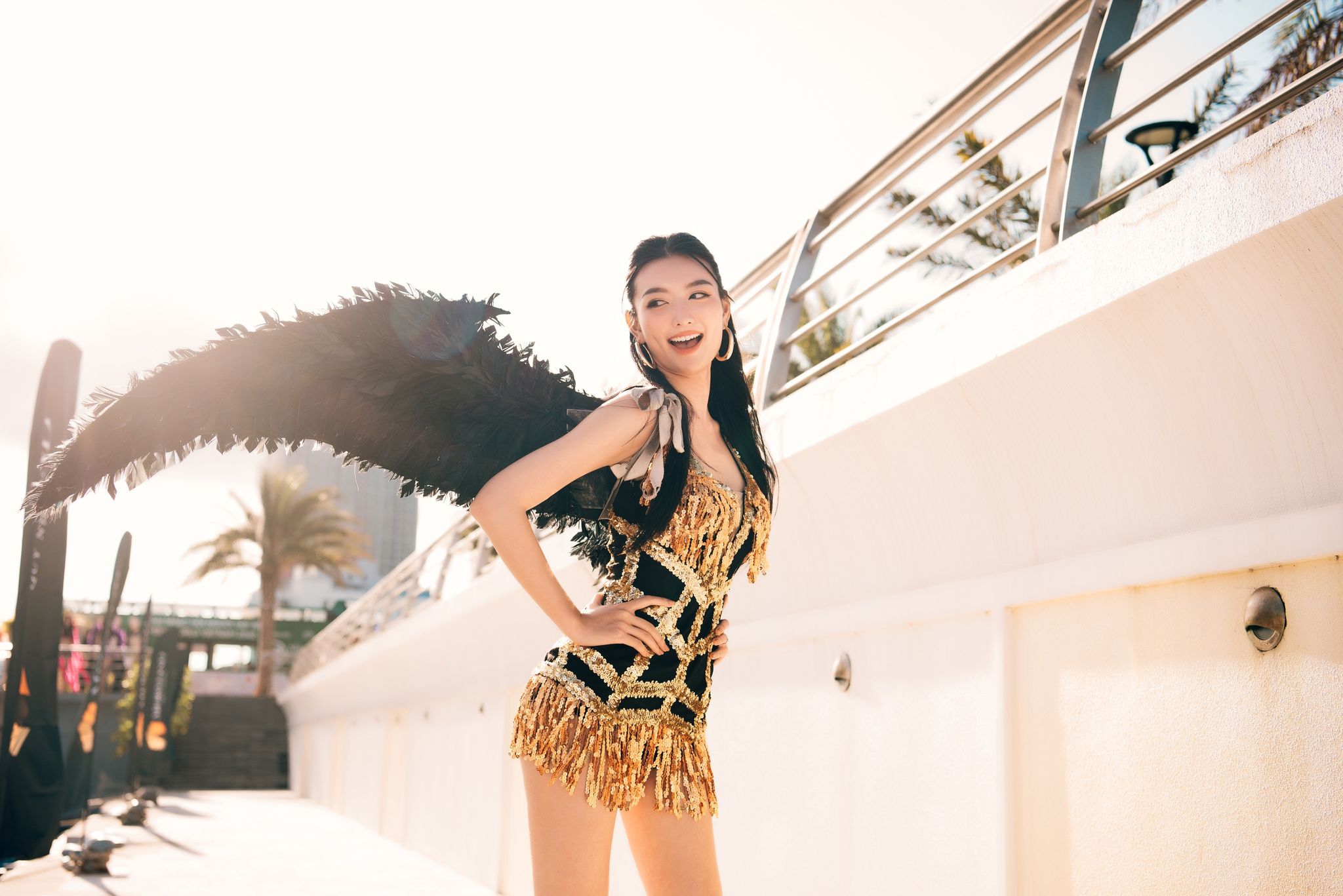 Giải trí - Dàn thí sinh Miss World Vietnam diện trang phục carnival rực rỡ trên đường phố Quy Nhơn (Hình 8).