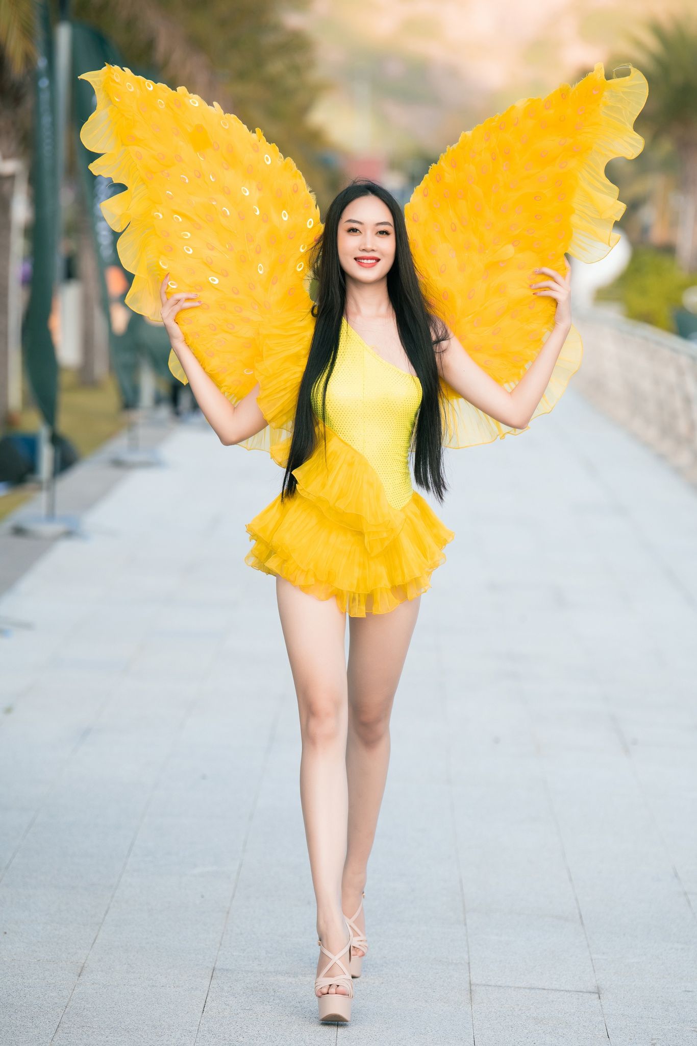 Giải trí - Dàn thí sinh Miss World Vietnam diện trang phục carnival rực rỡ trên đường phố Quy Nhơn