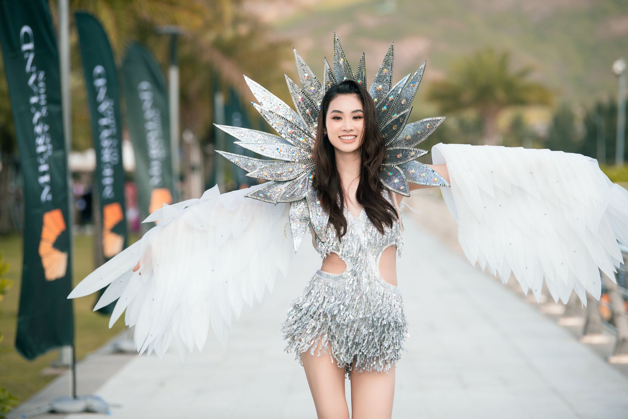 Giải trí - Dàn thí sinh Miss World Vietnam diện trang phục carnival rực rỡ trên đường phố Quy Nhơn (Hình 11).