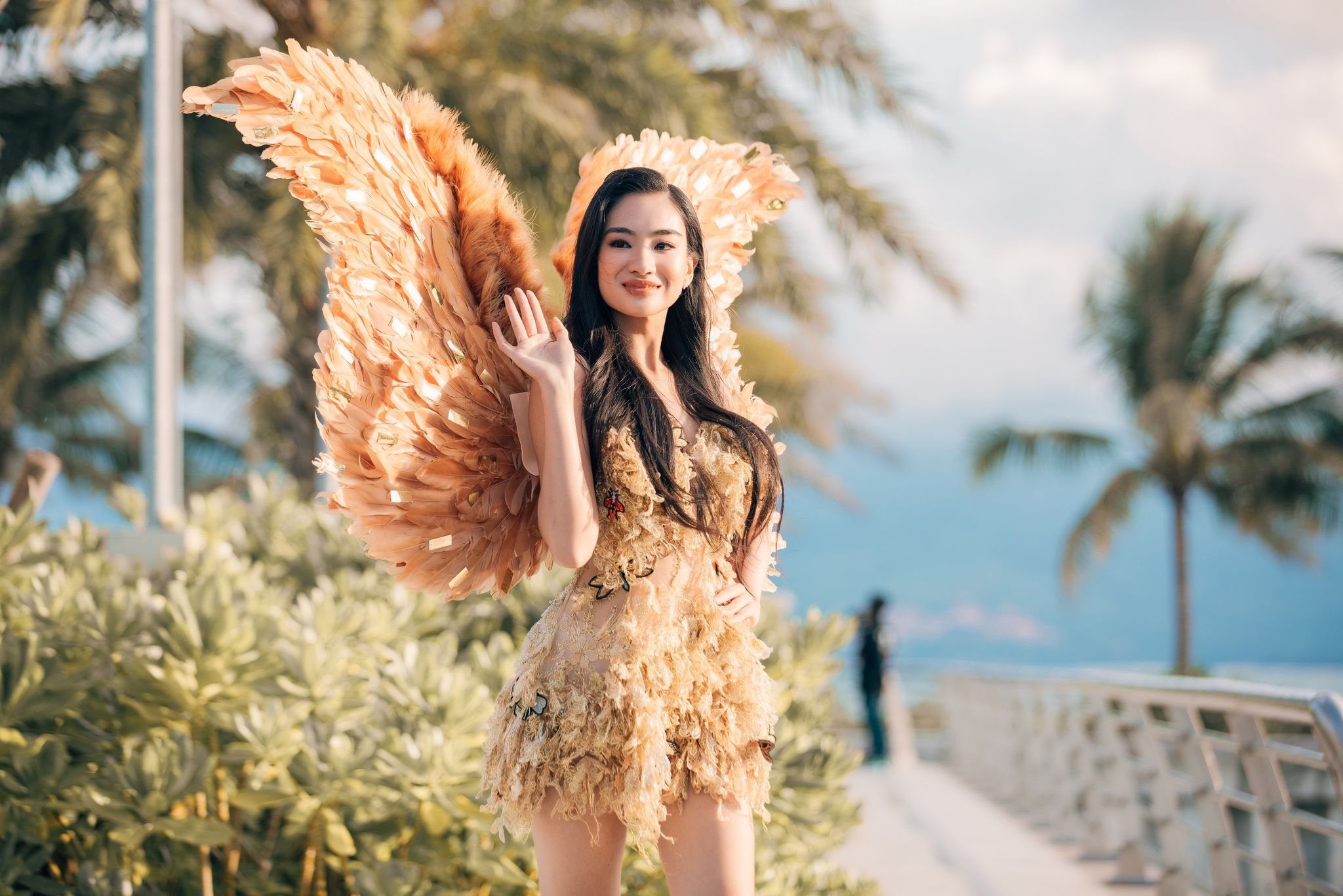 Giải trí - Dàn thí sinh Miss World Vietnam diện trang phục carnival rực rỡ trên đường phố Quy Nhơn (Hình 2).