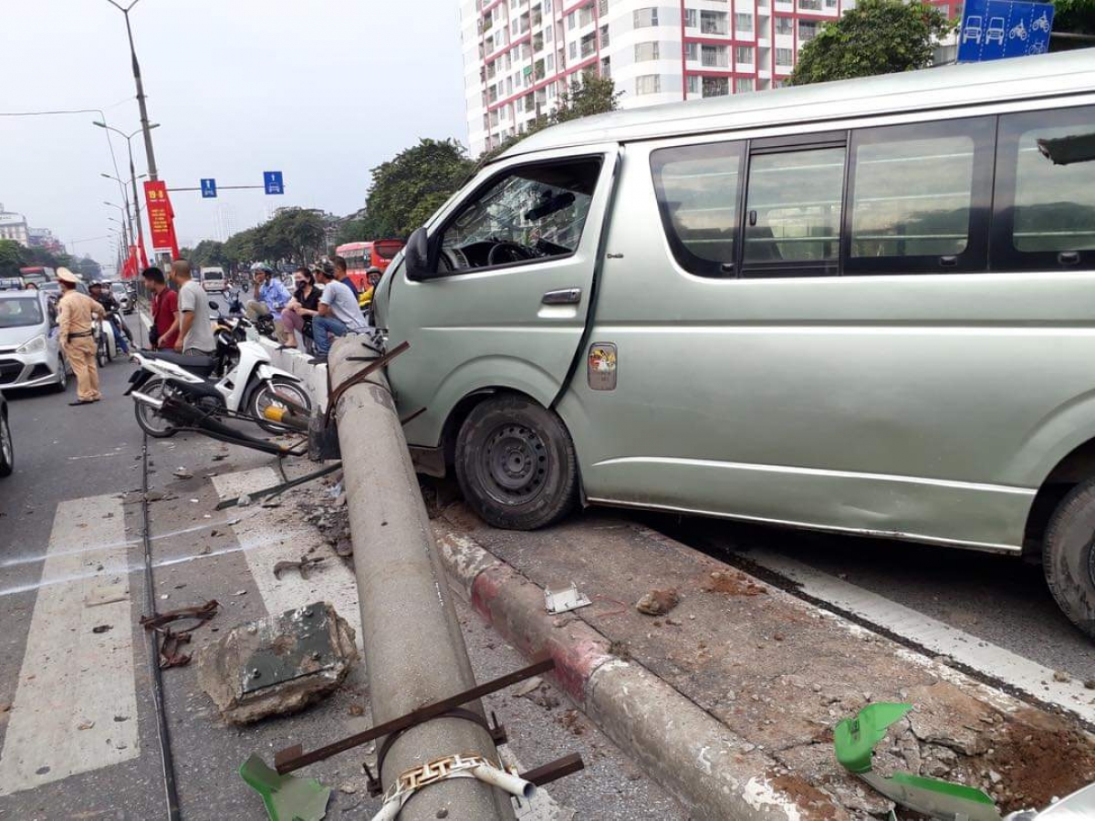 Xã hội - Hà Nội: Ô tô tông đổ cột điện, đường Giải Phóng ùn tắc kéo dài