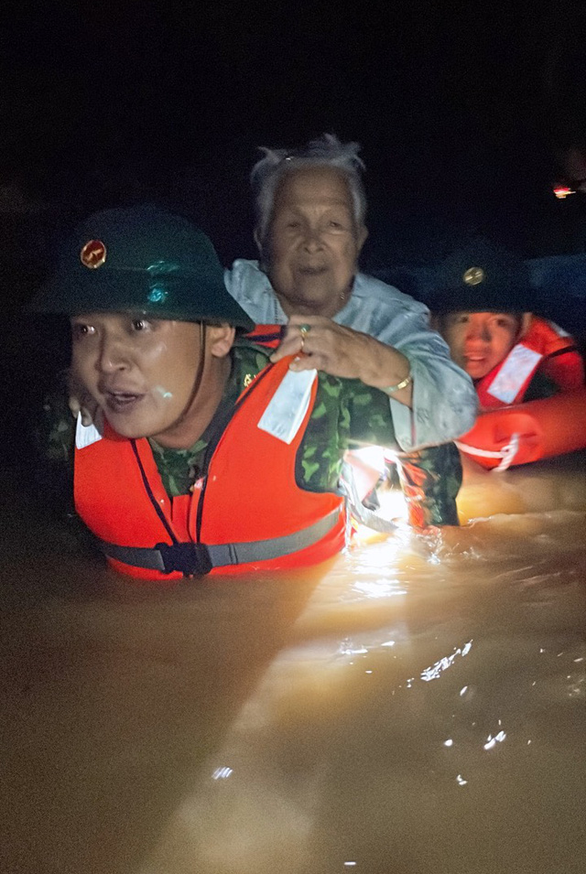 Xã hội - Ảnh hưởng bão số 5, tại Đà Nẵng mưa xối xả, ngập lụt nhiều nơi (Hình 2).