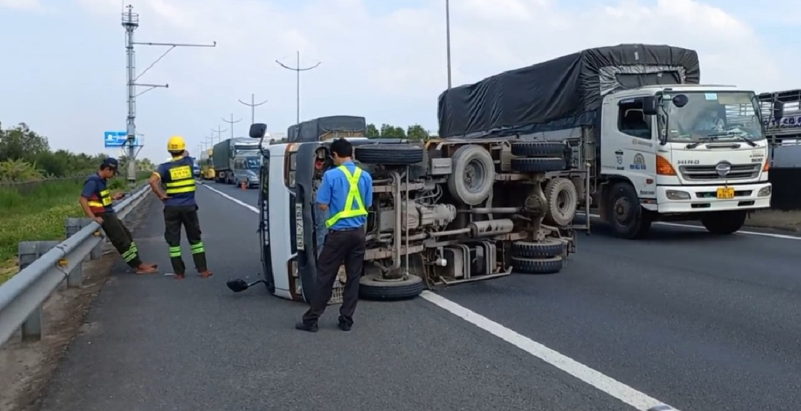 Xã hội - Xe tải lật chắn ngang cao tốc Tp.HCM - Trung Lương gây ùn tắc 4km